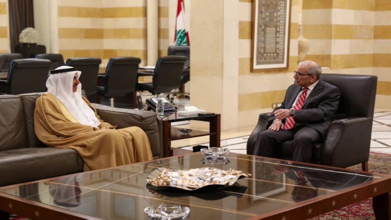 صقر غباش ونواف سلام يتبادلان الأفكار لتعزيز العلاقات بين الإمارات ولبنان